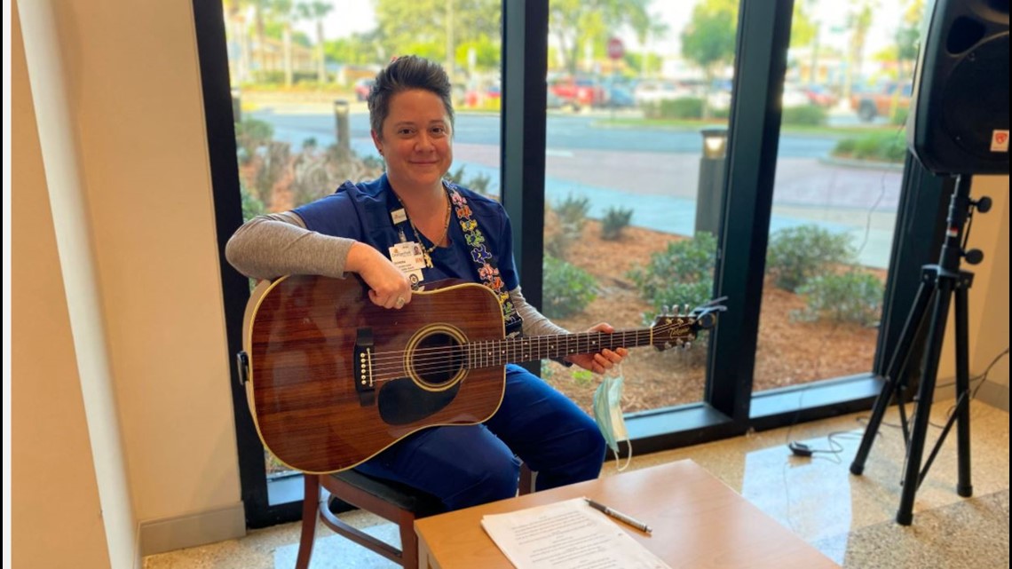 Florida nurse who plays guitar for patients gifted $2,000 - Vimarsana News