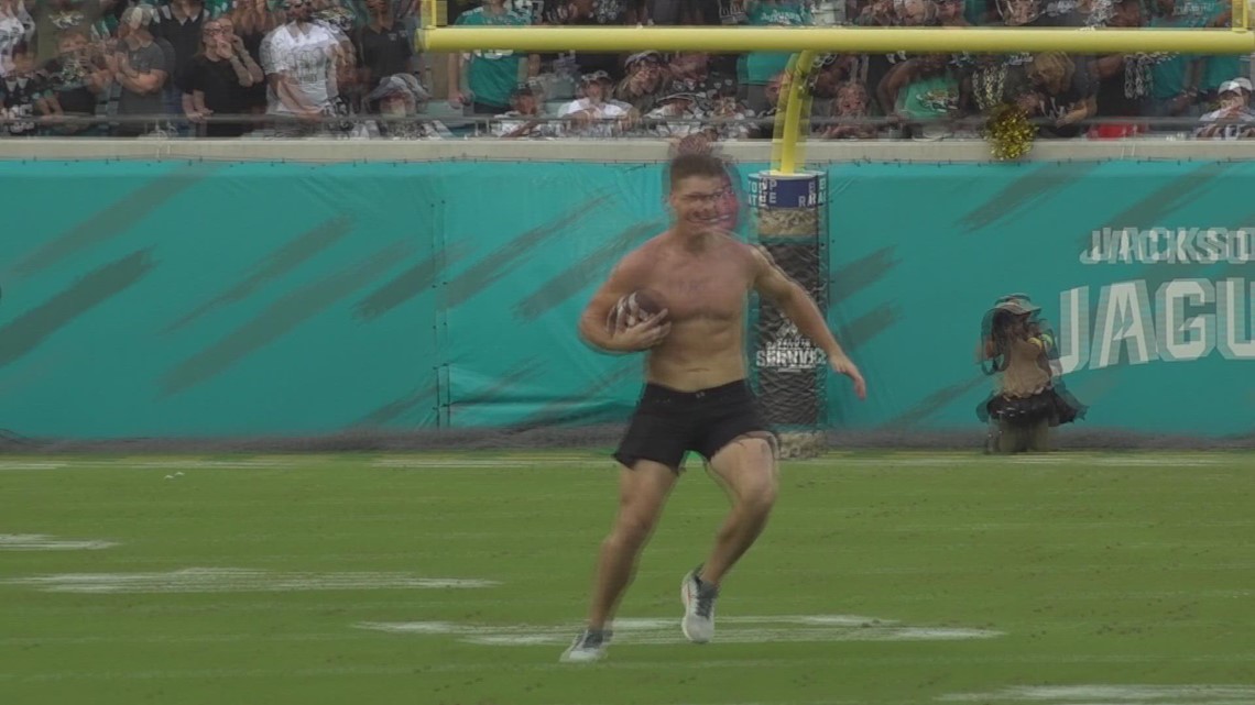 Jags fan runs onto field, gets his money worth dapping players