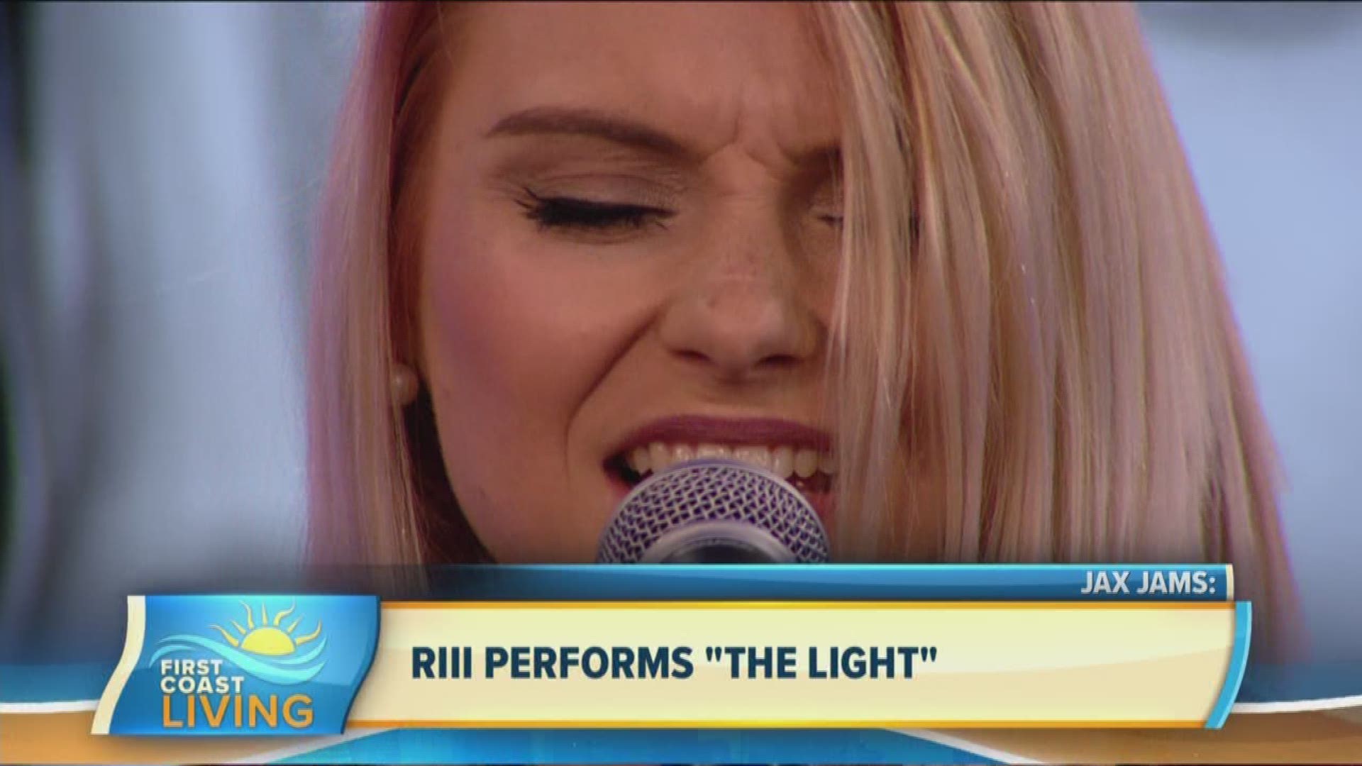 Local singer and songwriter Riii performs her newest song "The Light"