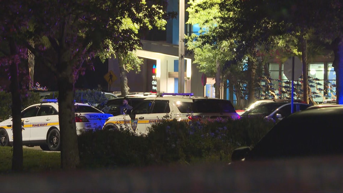 JSO Officer shot, shooter dead outside Baptist South - Vimarsana News