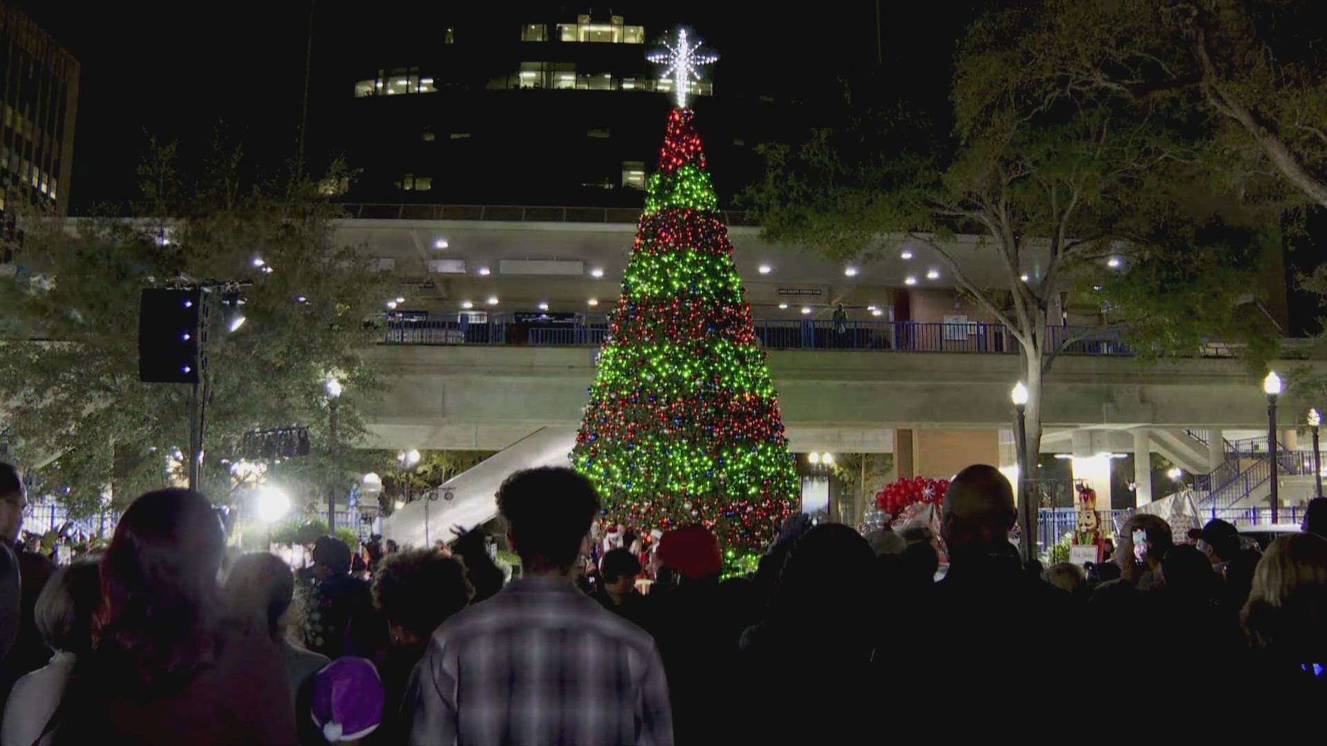 A live look at the City of Jacksonville's Christmas tree lighting ceremony on Wednesday, Dec. 4., featuring meteorologist Ross Mummah's sweater weather.