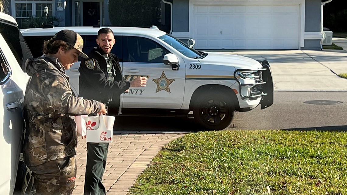 Nassau deputy delivers food after driver arrested - Vimarsana News