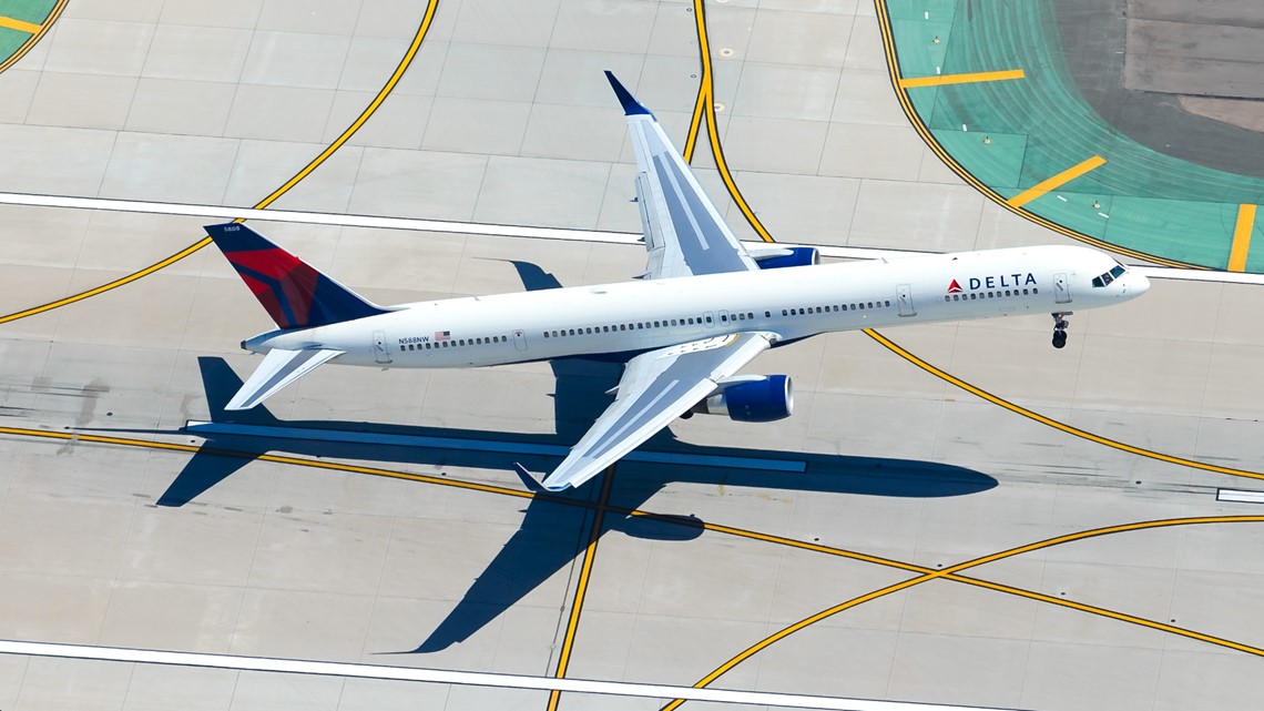 Delta flight emergency landing in Atlanta | Boeing 757 flap issue - Vimarsana News